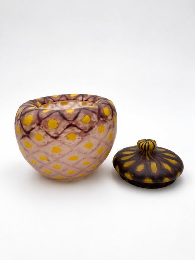 DAUM NANCY – RARE POLYCHROME LIDDED BOX WITH A MESH PATTERN AND YELLOW DOTS, CIRCA 1920