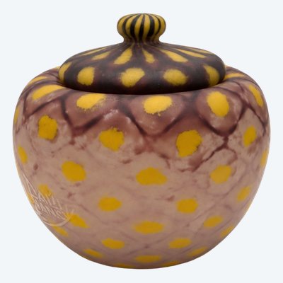 DAUM NANCY – RARA SCATOLA CON COPERCHIO POLICROMO CON DECORAZIONE A RETE E PUNTI GIALLI, 1920 CIRCA