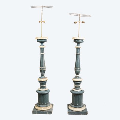 Grande coppia di candelieri in legno dipinto in stile Luigi XVI 