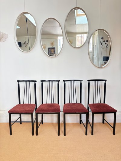 SUITE DE 4 CHAISES DE SALLE À MANGER EN BOIS LAQUÉ NOIR, VERS 1980.
