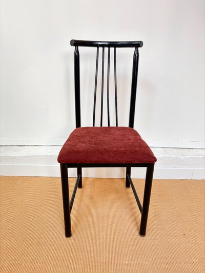 SUITE DE 4 CHAISES DE SALLE À MANGER EN BOIS LAQUÉ NOIR, VERS 1980.