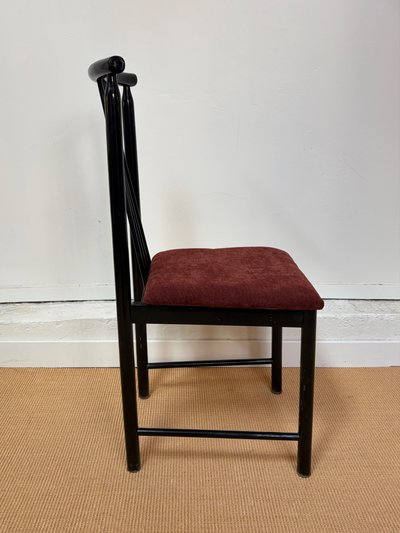 SUITE DE 4 CHAISES DE SALLE À MANGER EN BOIS LAQUÉ NOIR, VERS 1980.