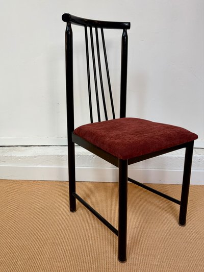 SUITE DE 4 CHAISES DE SALLE À MANGER EN BOIS LAQUÉ NOIR, VERS 1980.
