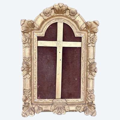 Antica cornice in legno intagliato e dorato con decorazioni floreali