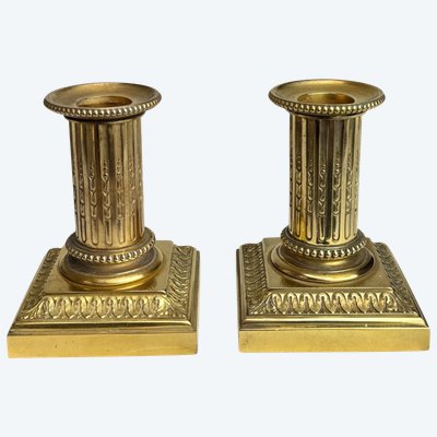 Cailar Bayard – Ein Paar kleiner Kerzenhalter aus vergoldeter Bronze im Stil Ludwigs XVI. 