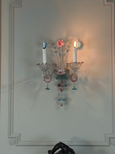 A Venetian wall lamp in multicolored Murano glass, circa 1920