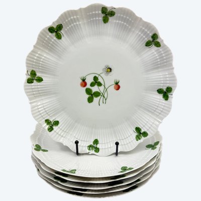 6 25-cm Limoges porcelain dinner plates by Le Chambrelain, with a wild strawberry design