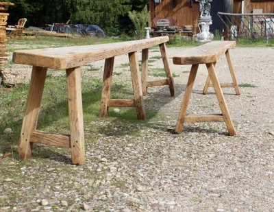 Ein Paar Bänke (244 cm lang und 233 cm lang)