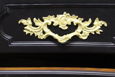 Commode galbée style Louis XV finition noire 