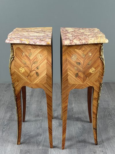 Coppia di comodini in stile Luigi XV con intarsio e marmo, XX secolo