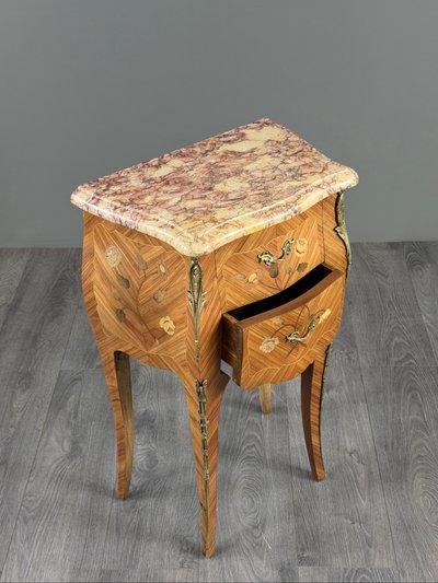 Coppia di comodini in stile Luigi XV con intarsio e marmo, XX secolo