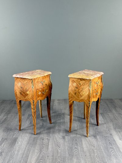 Coppia di comodini in stile Luigi XV con intarsio e marmo, XX secolo