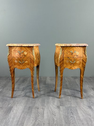 Coppia di comodini in stile Luigi XV con intarsio e marmo, XX secolo