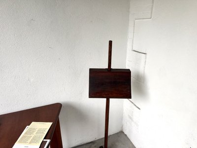Verstellbares Standpult aus massivem Obstbaumholz, um 1900