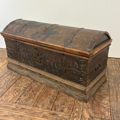 Coffre en chêne daté 1747