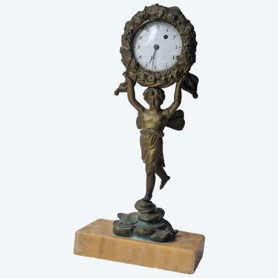 Uhrenständer aus Bronze aus der Empire-Zeit mit einem Hahn und einem Engelchen mit Schmetterlingsflügeln