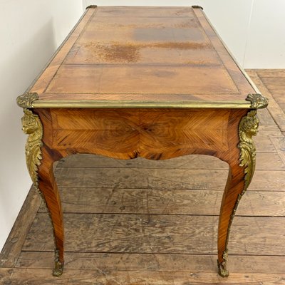 Flacher Schreibtisch im Louis-XV-Stil