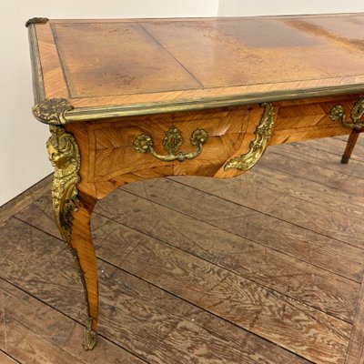 Flacher Schreibtisch im Louis-XV-Stil