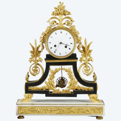 Große Standuhr im Directoire-Stil aus patinierter und vergoldeter Bronze