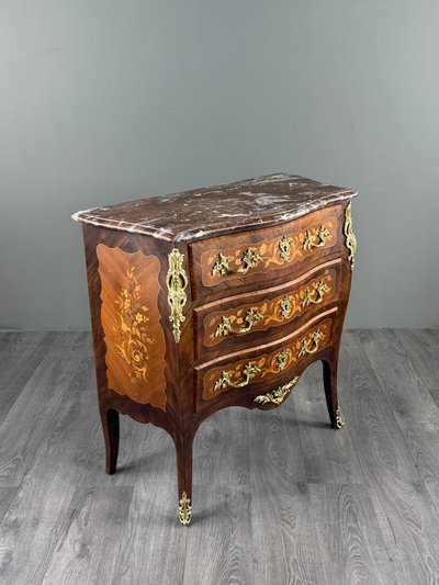 Comò in stile Luigi XV con intarsio, bronzo dorato e marmo, XIX secolo