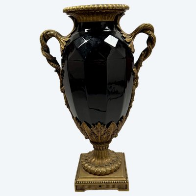 Große Vase aus schwarzer Keramik mit vergoldeten Bronzehenkeln, 19. Jahrhundert.