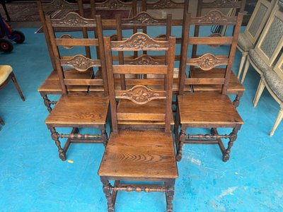 Suite de 8 Chaises Rustiques Style Henri II Chêne Sculpté