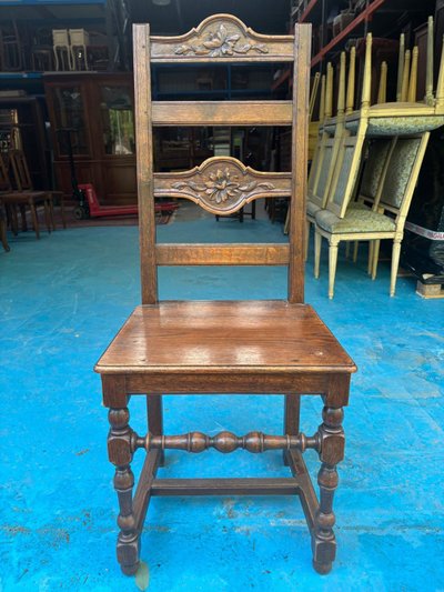 Suite de 8 Chaises Rustiques Style Henri II Chêne Sculpté