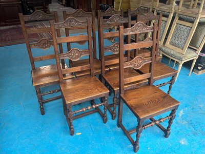 Suite de 8 Chaises Rustiques Style Henri II Chêne Sculpté