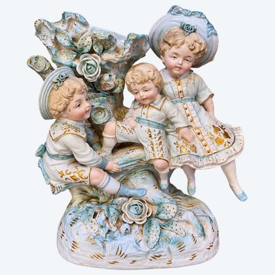 Groupe en Biscuit de Porcelaine Polychrome – Trois Enfants aux Roses – Époque Napoléon III, XIXe 