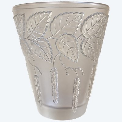 Art-Déco-Vase aus satiniertem Glas mit Blatt- und Haselnusskätzchen-Motiven – um 1930
