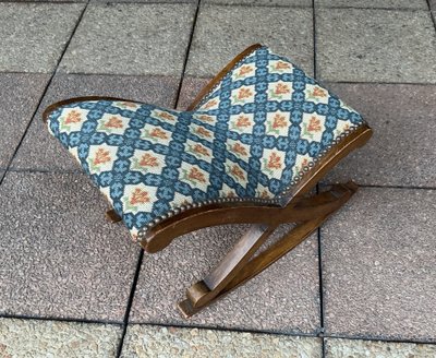 A footrest.