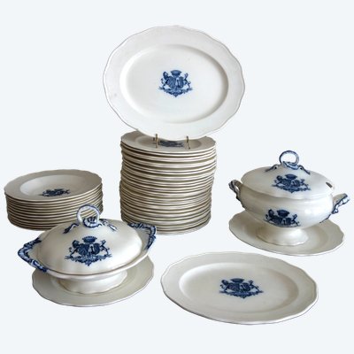 Famille de Galbert - service de table armoirié en faience Brown-Westhead Moore & Cie, 46 pièces
