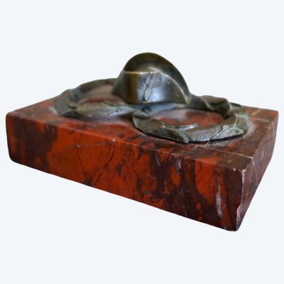 Presse-papier Empire, le bicorne de Napoléon - bronze patiné et marbre rouge griotte - vers 1840