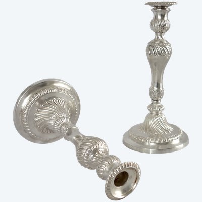 Paire de bougeoirs flambeaux en bronze argenté de style Louis XV vers 1840