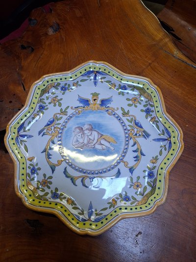 Large polychrome earthenware dish – Renaissance design featuring putti – Ø 40 cm