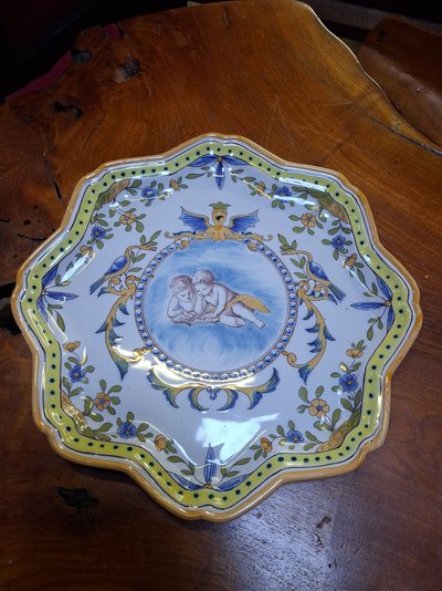 Large polychrome earthenware dish – Renaissance design featuring putti – Ø 40 cm