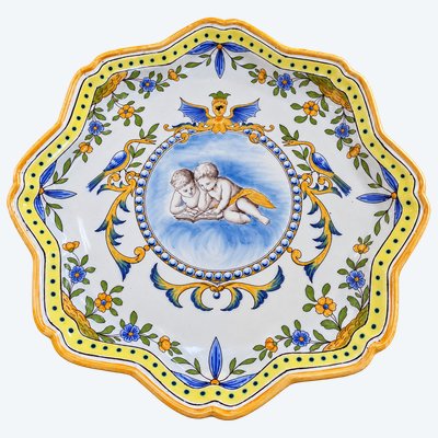 Large polychrome earthenware dish – Renaissance design featuring putti – Ø 40 cm