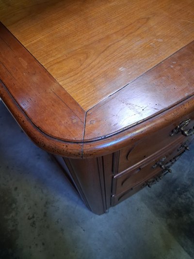 Commode arbalète en merisier – Style Louis XV – XXe siècle