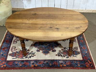 Table basse ovale en noyer fin XIXème