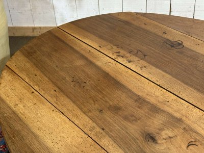 Table basse ovale en noyer fin XIXème