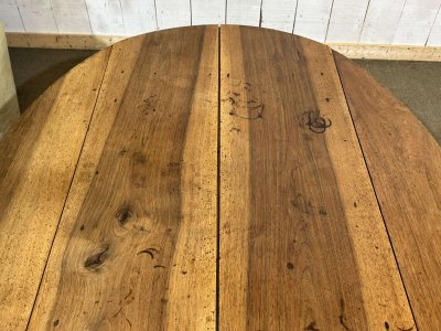 Table basse ovale en noyer fin XIXème