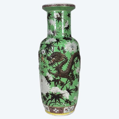 Große chinesische Vase aus Porzellan der „Famille rose“ im Dayazhai-Stil mit grünem Boden