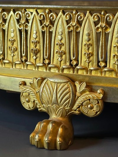 Grand centre de table en bronze d’époque Empire, attribué à Thomire. 71 cm.