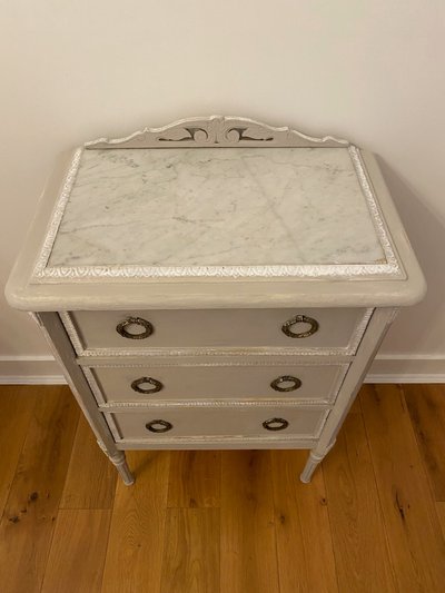 Kleine Kommode im gustavianischen Stil