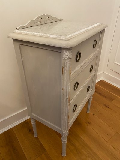 Kleine Kommode im gustavianischen Stil