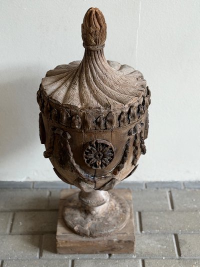 Élégant objet décoratif ancien en bois sculpté