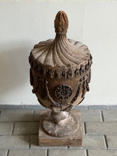 Élégant objet décoratif ancien en bois sculpté