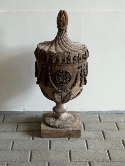 Élégant objet décoratif ancien en bois sculpté