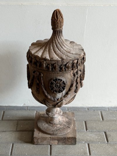 Élégant objet décoratif ancien en bois sculpté