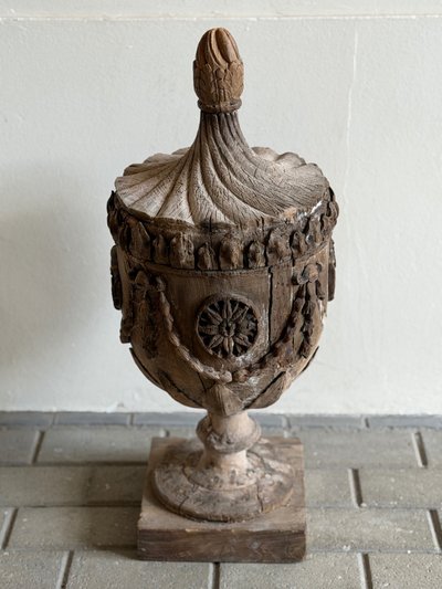 Élégant objet décoratif ancien en bois sculpté